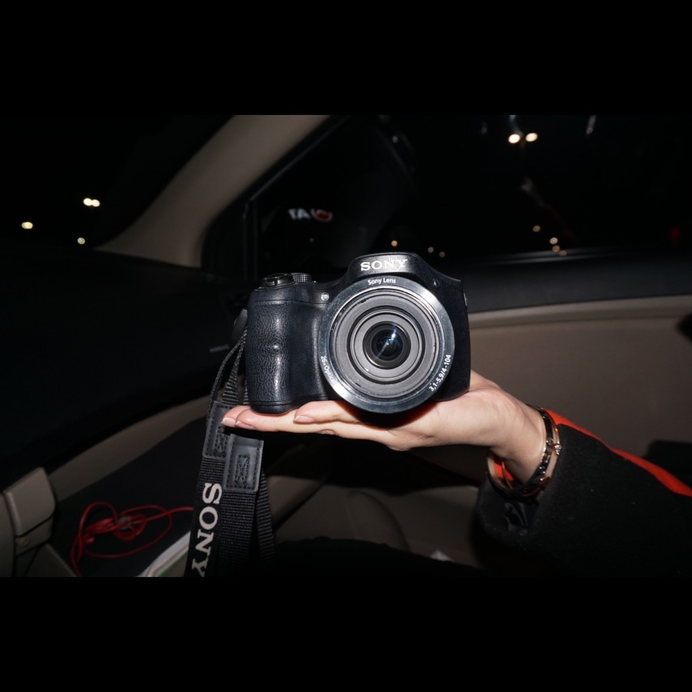 Sony camera 26 optical zoom ,20.1 mega pixels gc